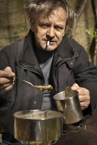Çirkin Fakir Adam Yaşayan Açık Hazırlama Mercimek Çorbası Yemek — Stok fotoğraf