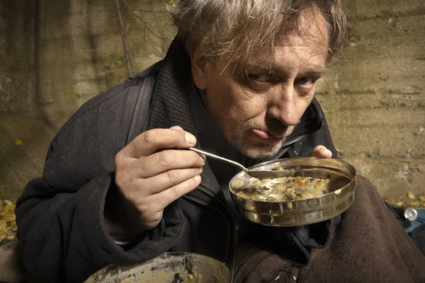 Żebraczka Brzydki Człowiek Życia Odkryty Przygotowanie Jedząc Zupy Soczewicy — Zdjęcie stockowe