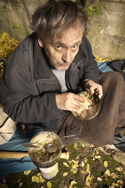 Żebraczka Brzydki Człowiek Życia Odkryty Przygotowanie Jedząc Zupy Soczewicy — Zdjęcie stockowe