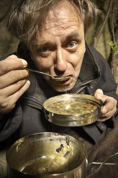 Ugly Pauper Man Living Outdoor Preparing Eating Lentil Soup — Stock Photo, Image