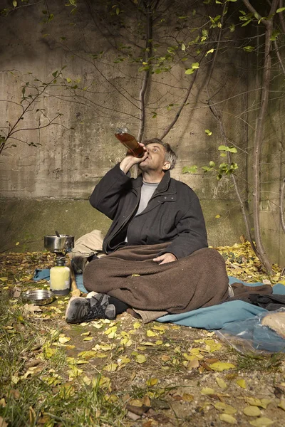 Hässlicher Armer Mann Der Freien Lebt Und Alkoholische Getränke Trinkt — Stockfoto