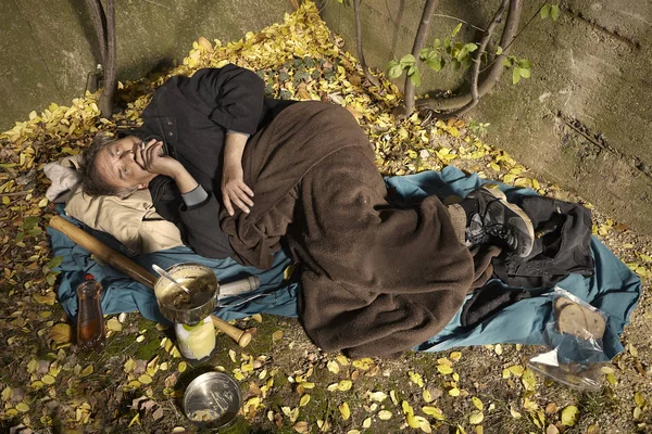 Çirkin fakir adam yaşayan açık uyku, dinlenme ve yalnız üzerinde gizli kentsel yer döşeme