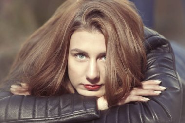 Sonbahar geç güneşte poz çok esmer genç kadın