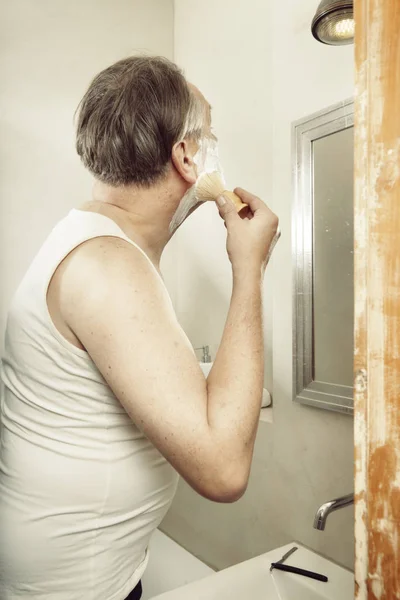 Hombre Envejecido Una Camisa Afeitar Cara Con Afeitadora Estilo Antiguo — Foto de Stock