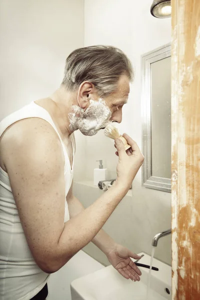 Vieillissement Homme Dans Shirt Rasage Visage Avec Rasoir Ancienne — Photo