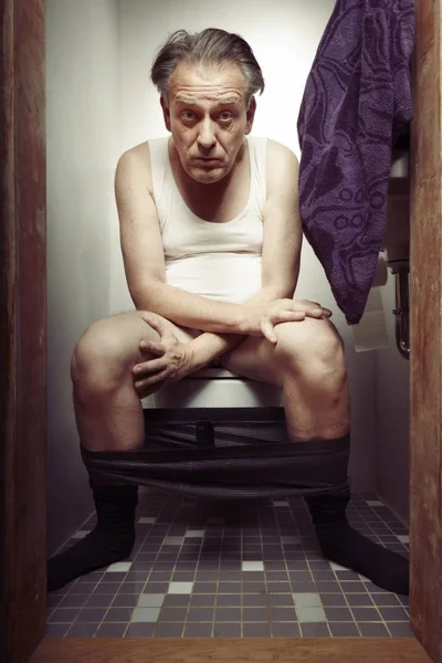 Yaşlanma Tişörtlü Adam Tuvalet Onun Andan Zevk — Stok fotoğraf