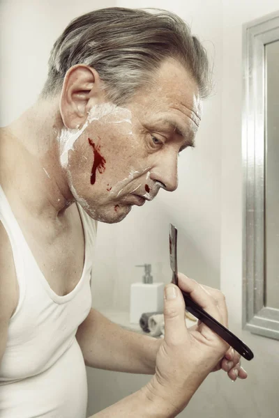 Vieillissement Homme Dans Shirt Rasage Visage Couper Avec Rasoir Ancienne — Photo