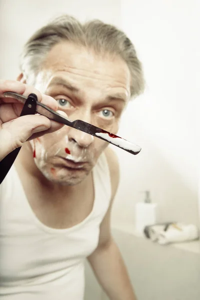 Hombre Envejecido Una Camisa Afeitándose Cara Cortó Con Una Afeitadora — Foto de Stock