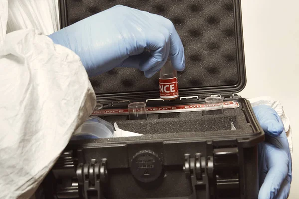 証拠のパッキングの疑いのある人から可能な銃弾残渣の収集プロセス — ストック写真