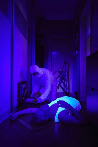 Contrôle Lieu Mort Inhabituelle Homme Lumière Ultraviolette Par Technicien Criminologue — Photo