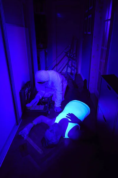 犯罪学者技術者による紫外光で異常な男の死の場所をチェック — ストック写真