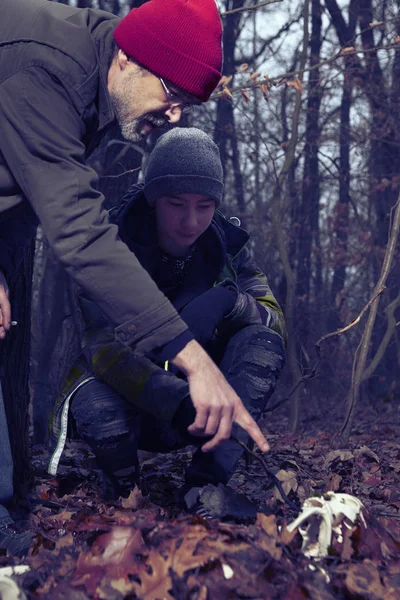 Otec Syn Našel Lidská Kostra Při Chůzi Zimě Lese — Stock fotografie