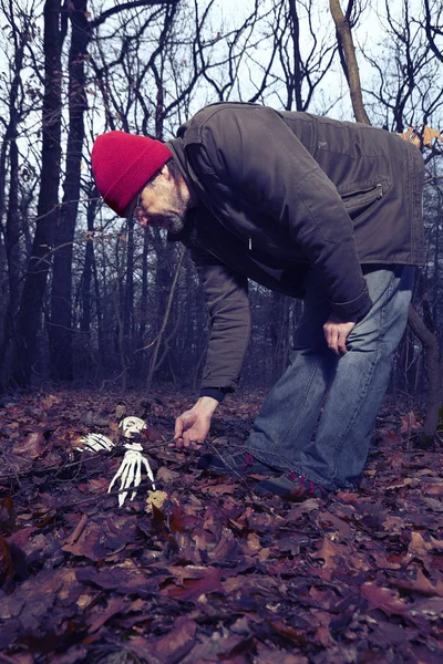 Apa Fia Pár Talált Emberi Csontváz Amikor Séta Téli Erdő — Stock Fotó