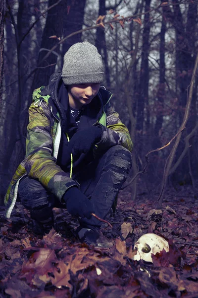 Couple Father Son Found Human Skeleton Walking Winter Forest — Stock Photo, Image