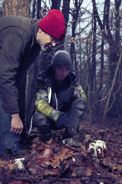 Coppia Padre Figlio Trovato Scheletro Umano Quando Cammina Nella Foresta — Foto Stock