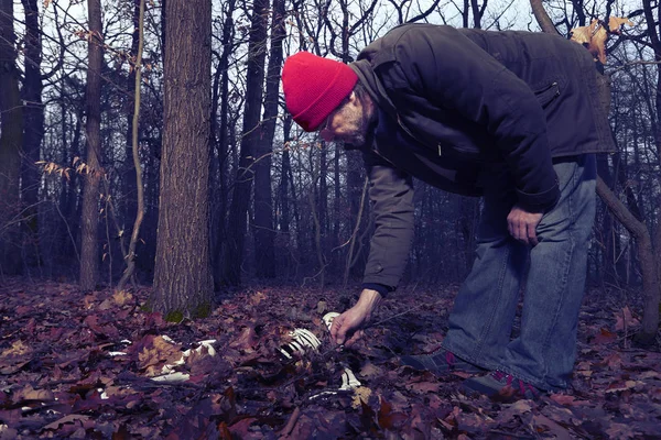 Couple Father Son Found Human Skeleton Walking Winter Forest — Stock Photo, Image