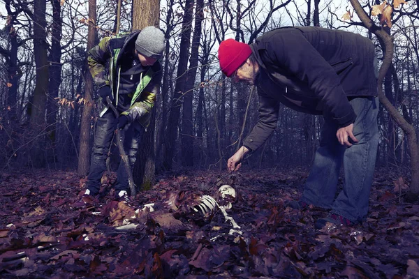 Couple Father Son Found Human Skeleton Walking Winter Forest — Stock Photo, Image