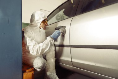 Crime scene Investigation - üzerinde parmak izlerini geliştirme araba polis garajında şüpheli