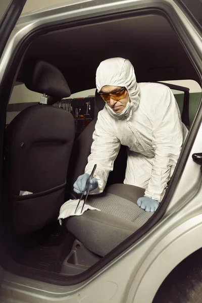 犯罪現場の調査 警察のガレージに車を疑い犯罪者の臭跡の収集 — ストック写真