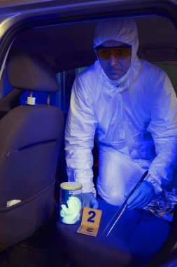 Cinayet soruşturması - koku izlemeler, toplama araba polis garajında Uv ışığı altında şüpheli