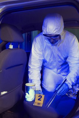 Cinayet soruşturması - koku izlemeler, toplama araba polis garajında Uv ışığı altında şüpheli