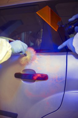 Cinayet soruşturması - üzerinde parmak izlerini geliştirme araba polis garajında Uv ışığı altında şüpheli