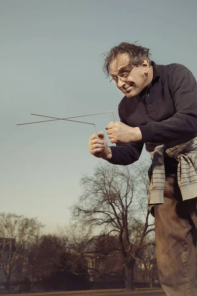 Hombre Vestido Estilo Feo Practicando Radiestesia Con Varillas — Foto de Stock