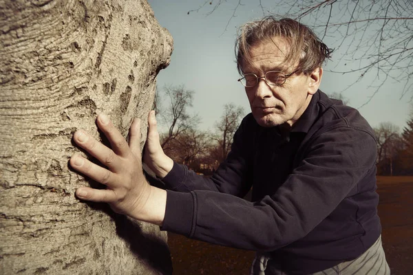 Man Lelijke Stijl Jurk Zijn Energie Opladen Met Bomen Het — Stockfoto