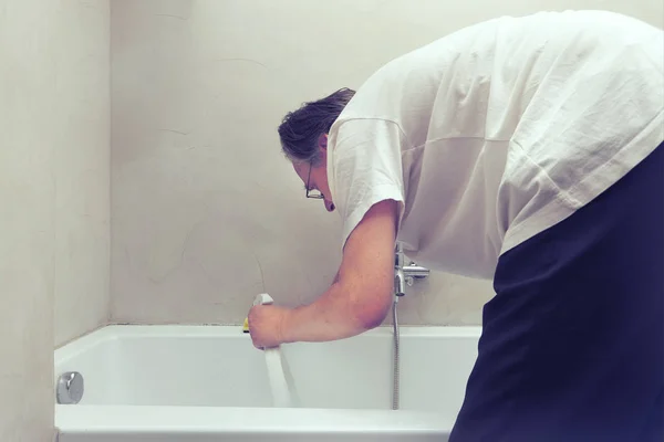 Older Poor Man Cleaning His Home Cleaner Sponge — Stock Photo, Image