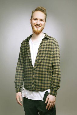 Damalı gömlek studio poz genç müzisyen