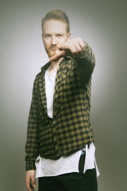 Damalı gömlek studio poz genç müzisyen