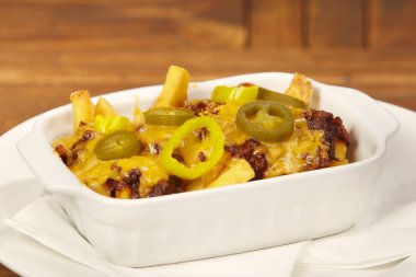 Biber kızartması kıyılmış beaf et, biber sosu, kaşar peyniri ve jalapenos ile