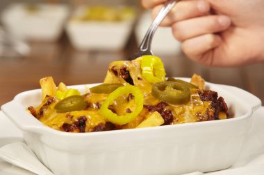 Biber kızartması kıyılmış beaf et, biber sosu, kaşar peyniri ve jalapenos ile