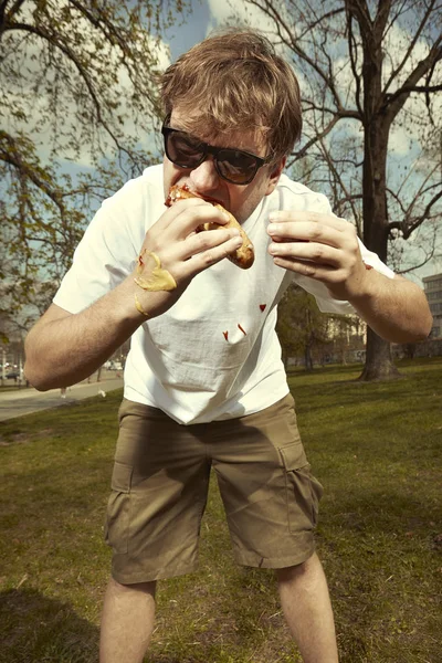 Mann Stadtpark Isst Hot Dog Mit Senf Ketchup Und Teigbrötchen — Stockfoto