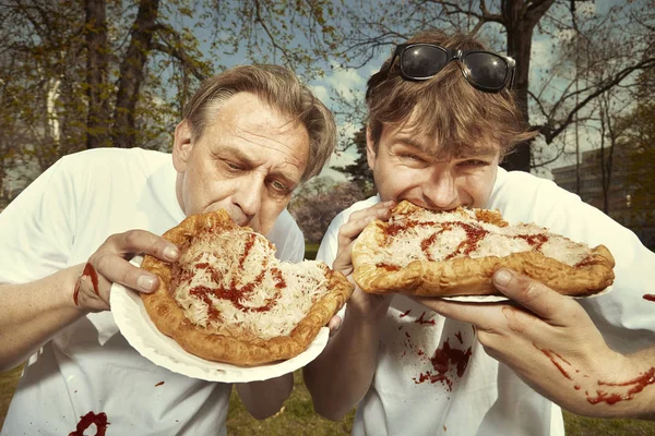 Männer Straßenpark Essen Langos Mit Knoblauch Ketchup Und Käse — Stockfoto