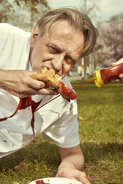Männer Straßenpark Essen Langos Mit Knoblauch Ketchup Und Käse — Stockfoto