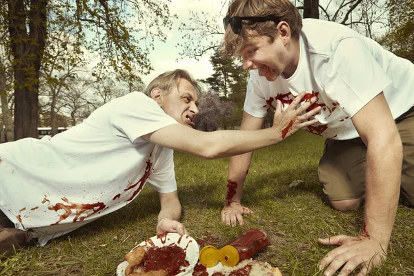 Hombres Parque Callejero Peleando Después Comer Langos Con Ajo Ketchup — Foto de Stock