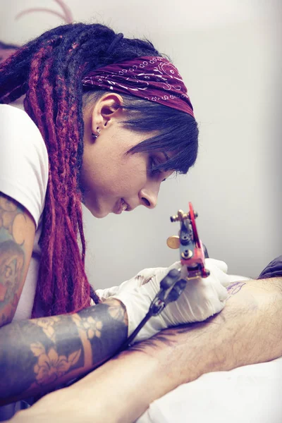 Session Tattooing Studio Making Picture Calf — Stock Photo, Image