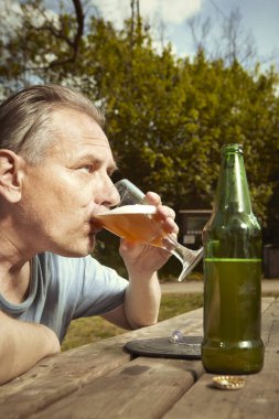 Yaz parkında yaşlı adam hayaletler ile manevi bağlantı sonra bira içme