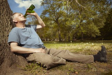 Yaz parkında yaşlı adam hayaletler ile manevi bağlantı sonra bira içme