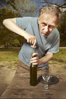 Yaz parkında yaşlı adam hayaletler ile manevi bağlantı sonra bira içme