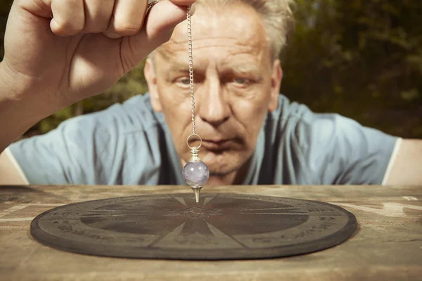 Homme Âgé Dans Parc Été Pratiquant Connexion Spirituelle Avec Les — Photo