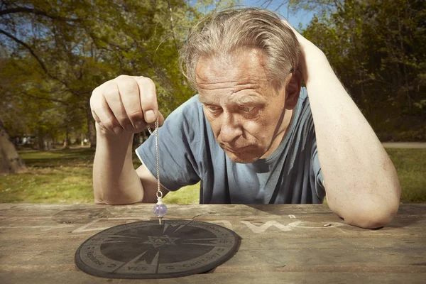 Homme Âgé Dans Parc Été Pratiquant Connexion Spirituelle Avec Les — Photo