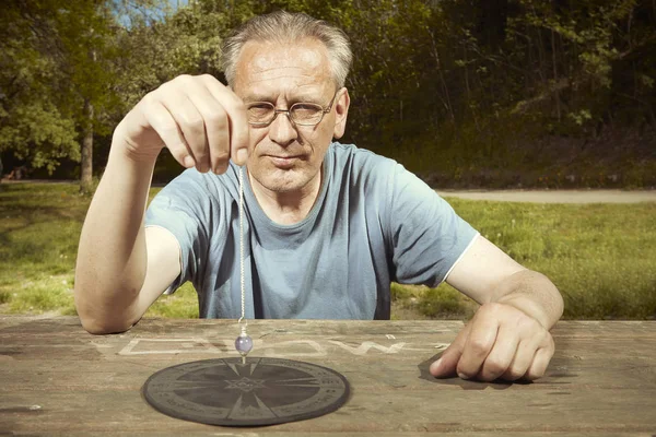 Oudere Man Zomerpark Het Beoefenen Van Spirituele Connectie Met Spoken — Stockfoto