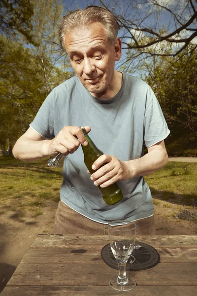 Yaz parkında yaşlı adam hayaletler ile manevi bağlantı sonra bira içme