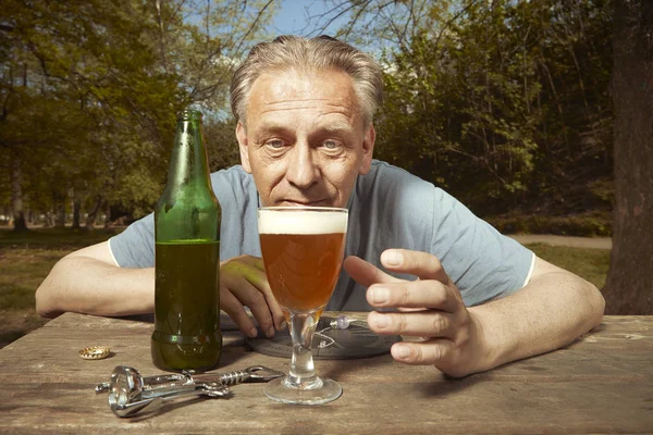 Uomo Più Anziano Nel Parco Estivo Bere Birra Dopo Connessione — Foto Stock