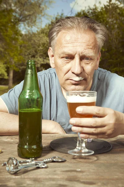 Starszy Mężczyzna Letnim Parku Picia Piwa Duchowej Związku Duchami — Zdjęcie stockowe