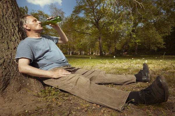 Homme Âgé Dans Parc Été Boire Bière Après Connexion Spirituelle — Photo