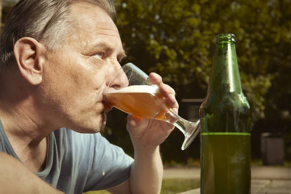 Homme Âgé Dans Parc Été Boire Bière Après Connexion Spirituelle — Photo