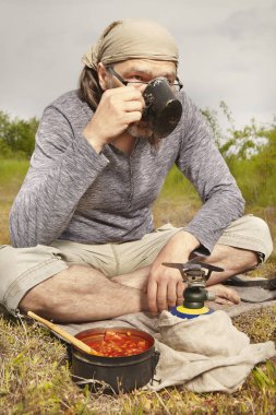 Yaz vahşi doğada gezide Olgun adam yiyecek hazırlanıyor